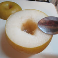 2．ティースプーンで梨の芯の部分のくりぬきます。果肉がシャリっとしていてそんなに硬くないので難しくないです。
