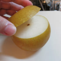 1．洗った梨の上部を切り落とします。この部分は蓋にするので取っておきましょう。