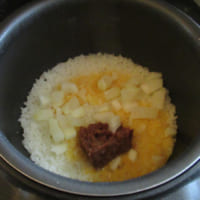 炊きあがったら溶き卵を回しかけ、みじん切りの玉ねぎを入れて再度蓋を閉じ、5分以上放置
