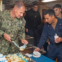 乗組員にケーキを取り分けるドック型揚陸艦ニューヨーク（LPD-21）のデヴォア艦長
