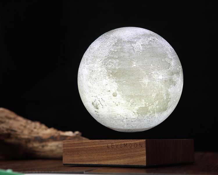 月が浮遊するランプ「Levimoon」日本上陸へ向けプロジェクト開始