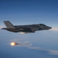 F-35Aから発射されるAIM-120C-7AMRAAM（画像：USAF）