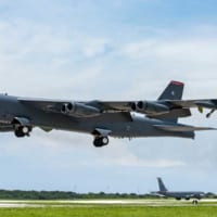 グアムのアンダーセン空軍基地を離陸するB-52H（画像：USAF）