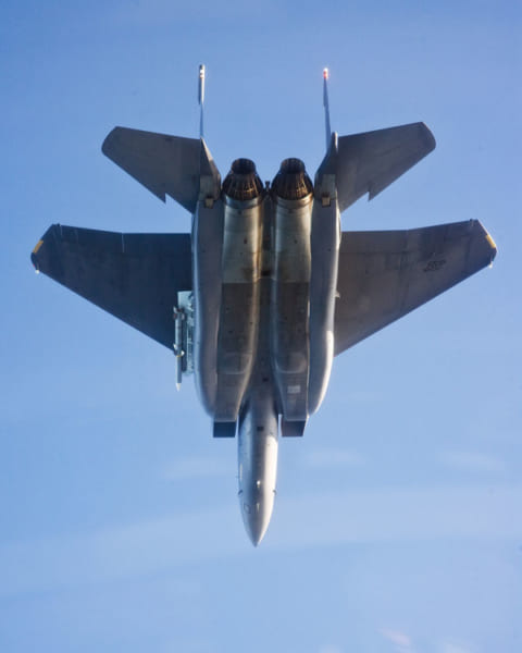 F-15SEのデモ機F-15E1に装着されたAIM-120C-7AMRAAM（画像：Raytheon）