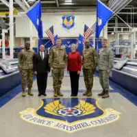 ティンカー空軍基地を訪問したウィルソン空軍長官（画像：USAF）