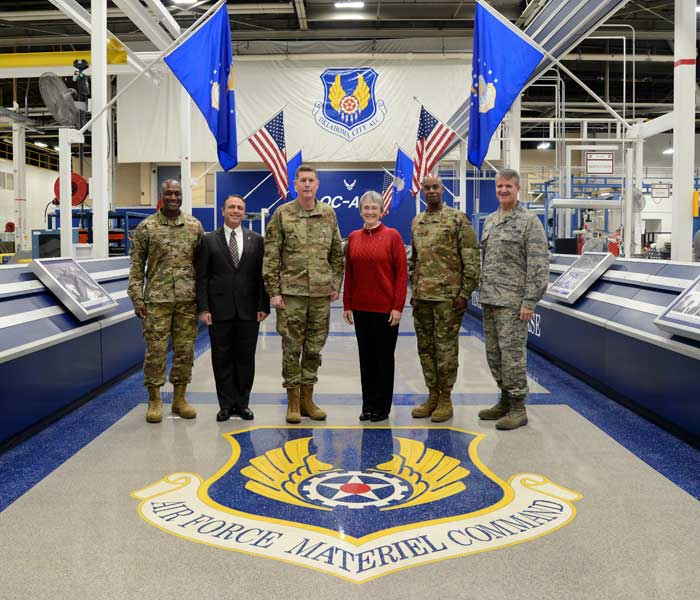 ティンカー空軍基地を訪問したウィルソン空軍長官（画像：USAF）