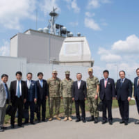 2018年7月31日ルーマニアのイージス・アショア基地を視察した日本政府代表団（画像：US Navy）