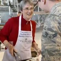 感謝祭のターキーを配るウィルソン空軍長官（画像：USAF）