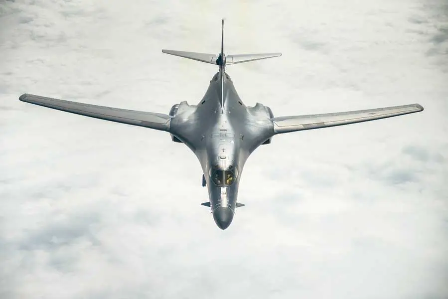 アメリカ空軍が次世代ステルス爆撃機B-21の開発拠点と整備拠点を