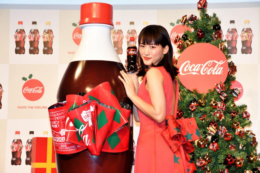 綾瀬はるかが「コカ・コーラ」リボンボトルをモチーフにしたドレスで登場　巨大ボトルで作り方を実演