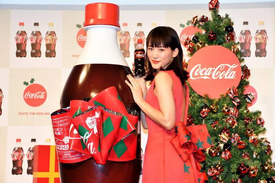 綾瀬はるかが「コカ・コーラ」リボンボトルをモチーフにした 綾瀬はるかが「コカ・コーラ」リボンボトルをモチーフにした