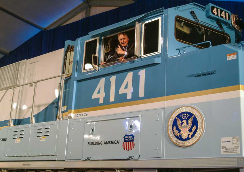 2005年10月18日、ディーゼル機関車4141号機の運転台でポーズをとるブッシュ元大統領（画像：Union Pacific Railroad）