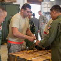 梱包を手伝うフィリピン空軍のメンバーと見守る自衛隊員（画像：USAF）