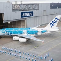 お披露目式でフラッグ隊のマーチングとともに格納庫から出されるA380（画像：AIRBUS）