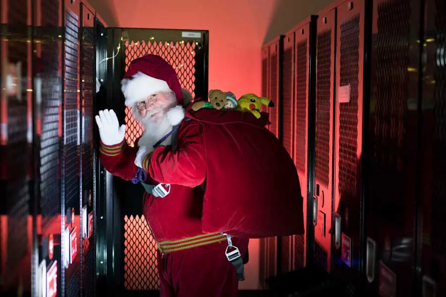 クリスマス モーターボートを修理しているハワイのサンタさん 模型