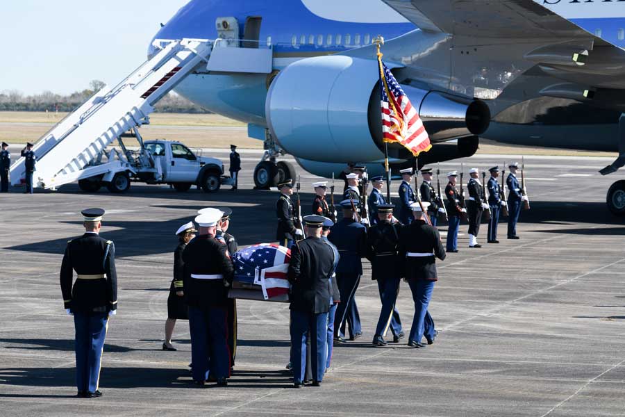 VC-25へ運ばれるブッシュ元大統領の棺（画像：USAF）