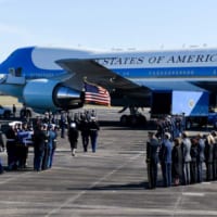 大統領専用機に向かう故ブッシュ元大統領の棺（画像：USAF）