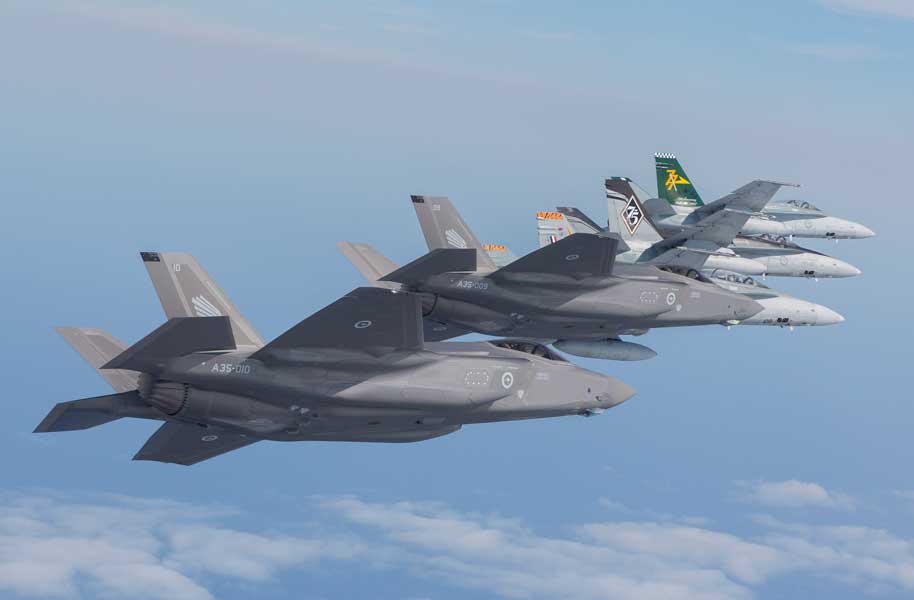 エシュロン編隊で飛行するF-35AとF／A-18（画像：オーストラリア国防省）