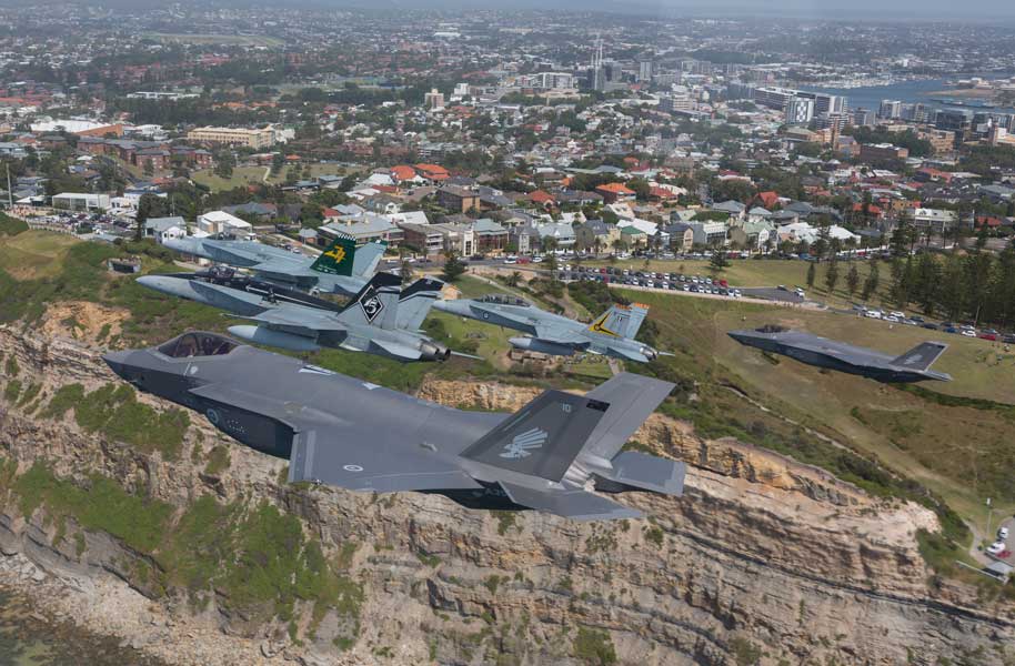 出迎えのF／A-18と共にオーストラリア上空を飛ぶF-35A（画像：オーストラリア国防省）