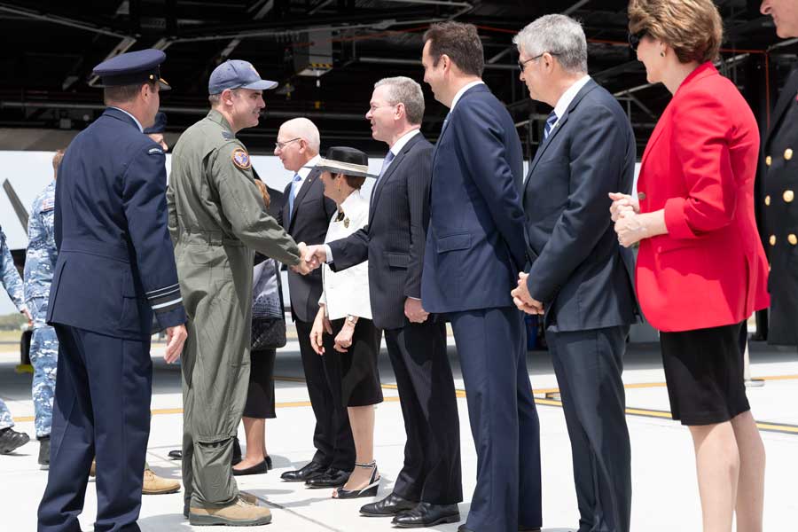 パイン国防相と握手する第3飛行隊長クレア中佐（画像：オーストラリア国防省）