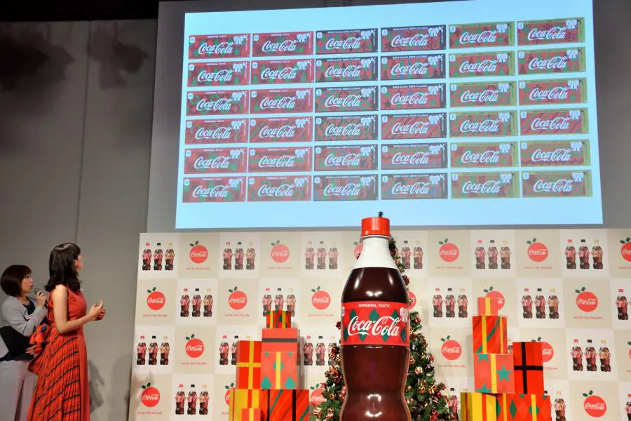 綾瀬はるかが「コカ・コーラ」リボンボトルをモチーフにした 綾瀬はるかが「コカ・コーラ」リボンボトルをモチーフにした