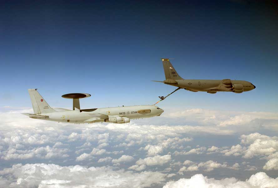 アメリカ空軍のKC-135から空中給油を受けるNATOのAWACS（画像：NATO）