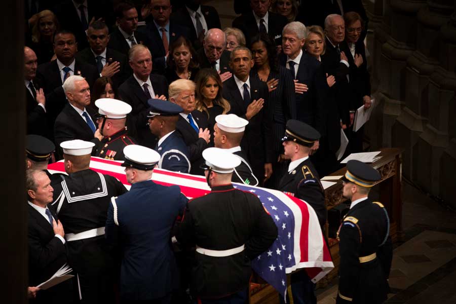 ワシントン大聖堂で出棺を見守るトランプ大統領と歴代大統領（画像：U.S.DoD）