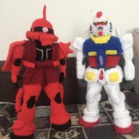 編みぐるみのガンダムとシャア専用ザク