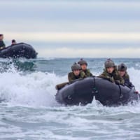 ゴムボートで上陸訓練を行う水陸機動団（画像：米海兵隊）