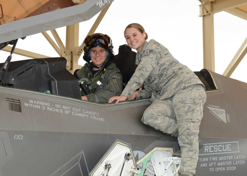 アメリカ空軍に初の女性F-35テストパイロット誕生！