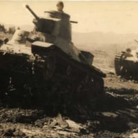 現役当時の九五式軽戦車。後方は九七式中戦車