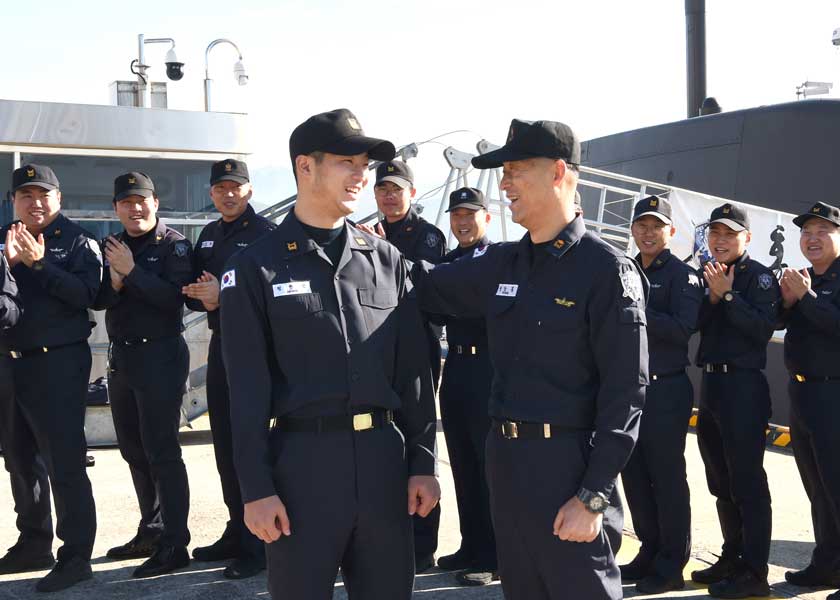 韓国海軍の潜水艦に初の親子乗組員誕生