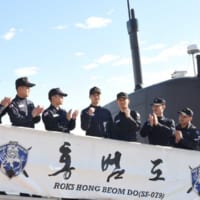 乗組員たちと（画像：韓国海軍）