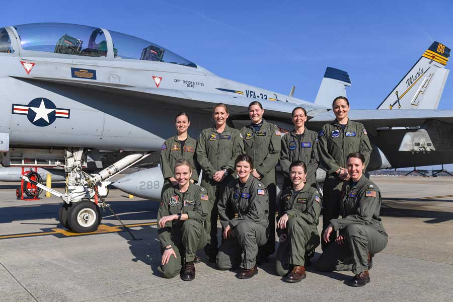 史上初！アメリカ海軍女性パイロットのみによる先輩女性パイロットの追悼飛行
