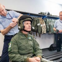 耐G試験の準備をするヒラー空軍参謀総長（画像：イギリス空軍）