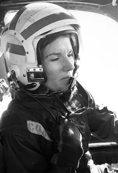 はばたこう世界の空へ 女性パイロット・及位ヤエ 旅客機エンジン爆発、冷静に対処した女性機長は、元米海軍のFA