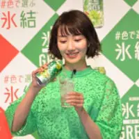 試飲する波瑠さん