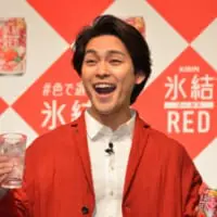 試飲した柳楽さん