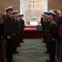 教会に安置されたマリナー大佐の棺（画像：U.S.Navy）