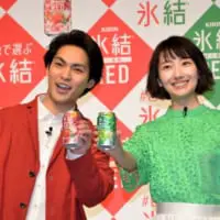発表会に登場した柳楽優弥さんと波瑠さん