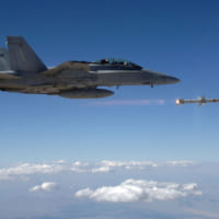 AARGMを発射するF/A-18D（画像：Northrop Grumman）