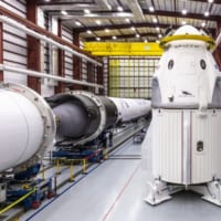 クルードラゴンとファルコン9ロケット（画像：SpaceX）