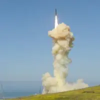 ヴァンデンバーグ空軍基地から発射される1発目の迎撃ミサイル（画像：MDA）