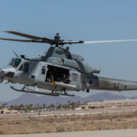 APKWSを装填して離陸するUH-1Y（画像：USMC）