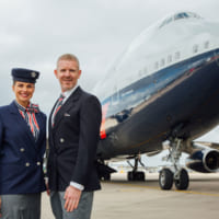 ブリティッシュ・エアウェイズ100周年記念塗装機第3弾とその当時の制服を着たスタッフ（画像：British Airways）