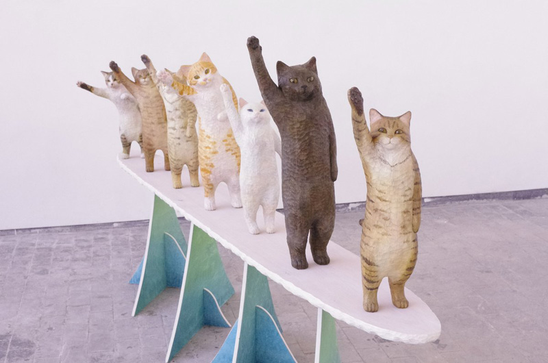 「ハイタッチ！」と肉球を上げる7匹の猫たち　木彫作品「high-seven」