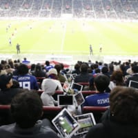 「ARサッカー観戦」を楽しむ観客