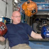 SPHERESとNASAのスコット・ケリー宇宙飛行士（画像：NASA）