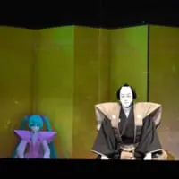 口上を述べる中村獅童さんと初音ミク