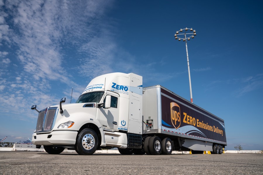 トヨタが水素燃料電池トラックを公開　カリフォルニアで「ゼロエミッション」物流の実証実験へ